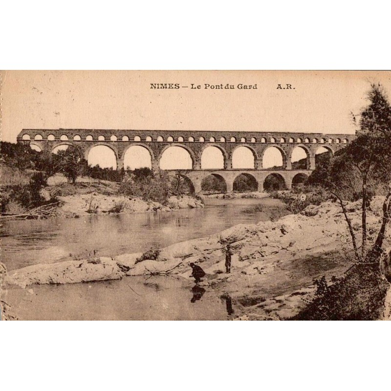 Carte postale ancienne du Pont du Gard à Nîmes montrant l’aqueduc romain et ses arches