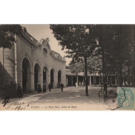 Carte postale ancienne – Petit Parc de Vichy (coin du parc, salle de repos)