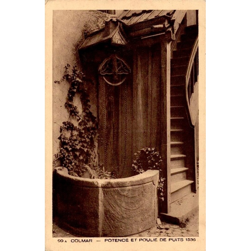 Carte postale ancienne montrant la potence et la poulie de puits datée de 1536 à Colmar