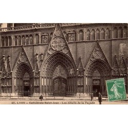 Carte postale ancienne montrant les détails sculptés de la façade de la Cathédrale Saint-Jean à Lyon