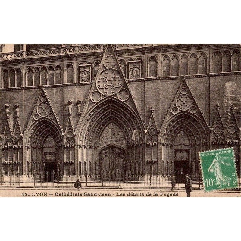 Carte postale ancienne montrant les détails sculptés de la façade de la Cathédrale Saint-Jean à Lyon