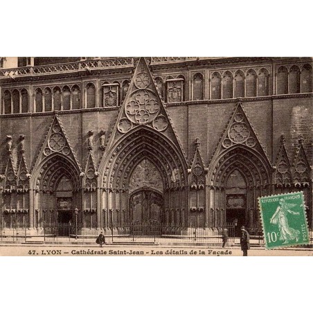 Carte postale ancienne montrant les détails sculptés de la façade de la Cathédrale Saint-Jean à Lyon