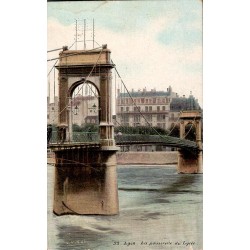 Carte postale ancienne de la passerelle du lycée à Lyon avec détails urbains
