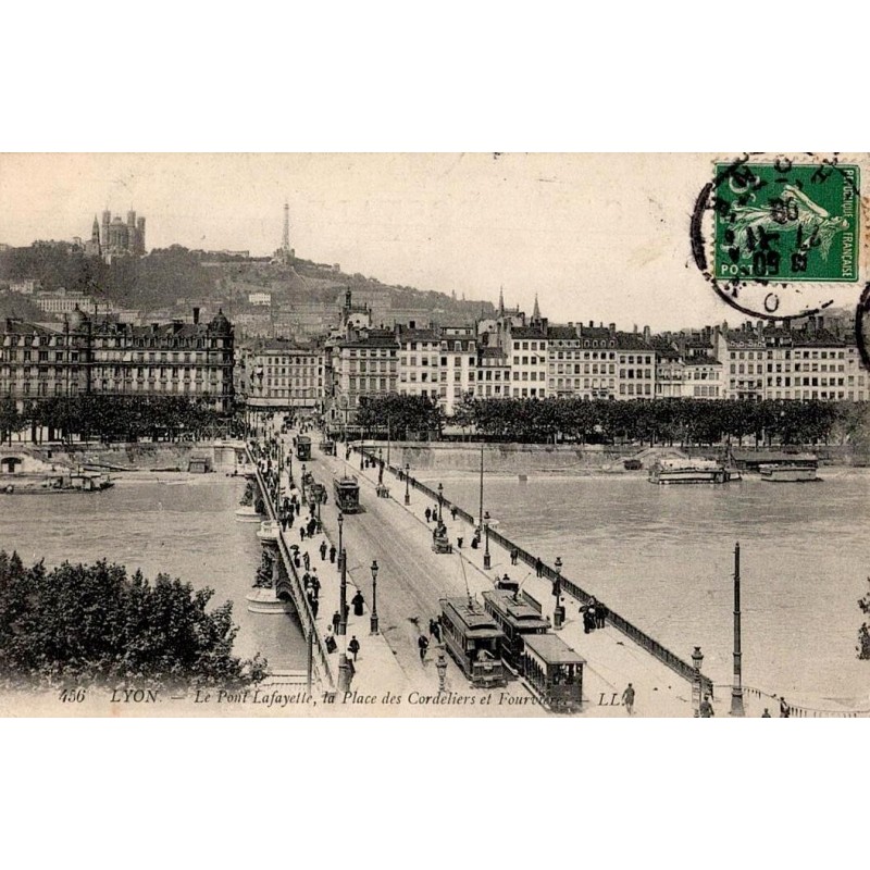 Carte postale ancienne de Lyon montrant le Pont Lafayette, la Place des Cordeliers avec tramways et Fourvière au loin