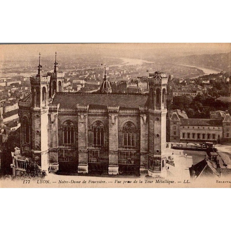 Carte postale ancienne de Lyon montrant Notre-Dame de Fourvière vue depuis la tour métallique