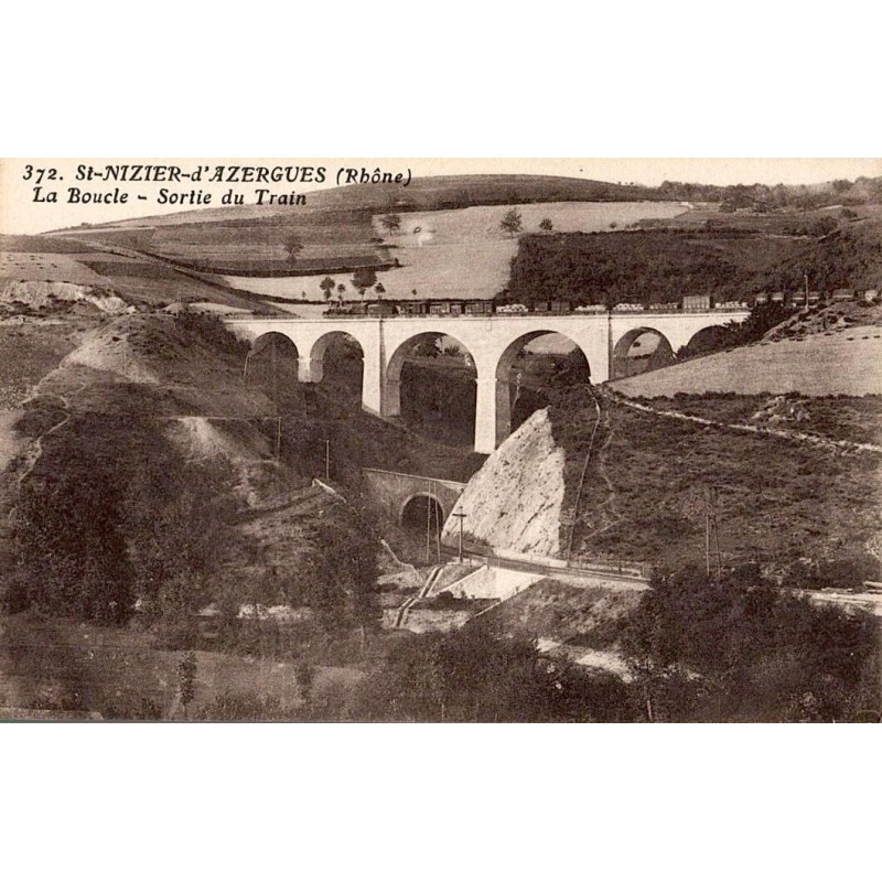 Carte postale ancienne de Saint-Nizier-d’Azergues montrant la sortie du train à La Boucle