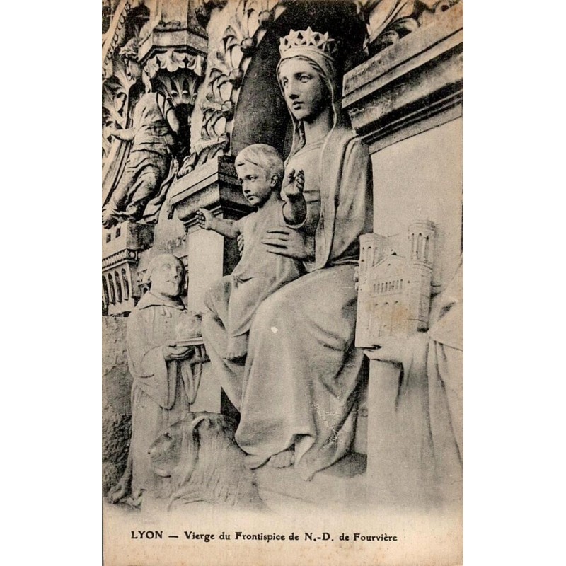 Carte postale ancienne montrant la statue de la Vierge sur le frontispice de Notre-Dame de Fourvière à Lyon
