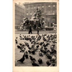 Carte postale ancienne de la Place des Terreaux à Lyon avec pigeons et la Fontaine Bartholdi
