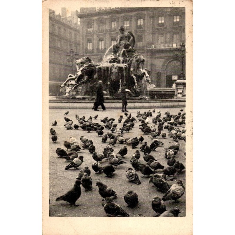 Carte postale ancienne de la Place des Terreaux à Lyon avec pigeons et la Fontaine Bartholdi
