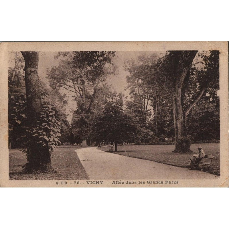 Carte postale ancienne – Vichy – Allée dans les Grands Parcs