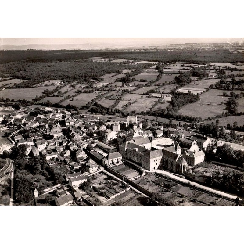 Carte postale ancienne de Semur-en-Brionnais montrant le Petit Séminaire Saint-Hugues dans une vue générale