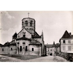 Carte postale ancienne de l’église romane-byzantine de Semur-en-Brionnais