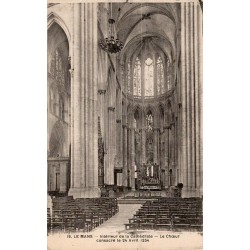 Carte postale ancienne montrant l’intérieur de la cathédrale du Mans avec vue sur le chœur consacré en 1254