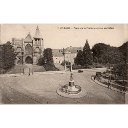 Carte postale ancienne du Mans montrant une vue partielle de la Place de la Préfecture