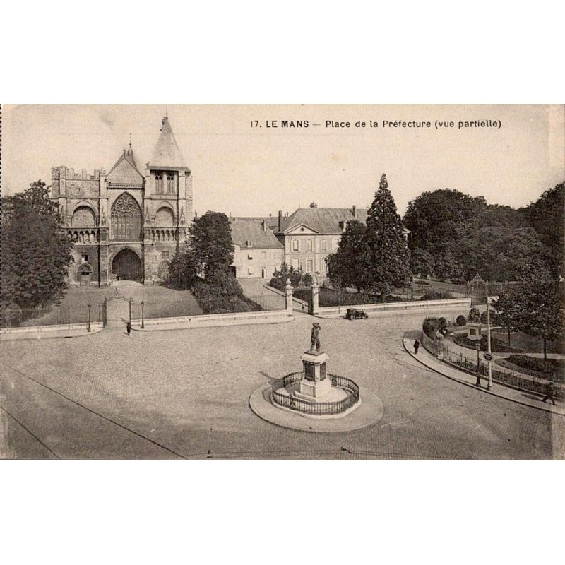 Carte postale ancienne du Mans montrant une vue partielle de la Place de la Préfecture