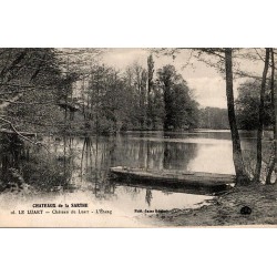 Carte postale ancienne du Château de Luart au Luart avec vue sur l’étang en Sarthe