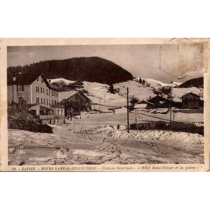 Carte postale ancienne de Notre-Dame-de-Bellecombe montrant l’Hôtel Beau Séjour et la patinoire en station hivernale