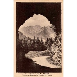 Carte postale ancienne de la route du Col des Aravis montrant le tunnel et les rocs de la Tête à 1766 m