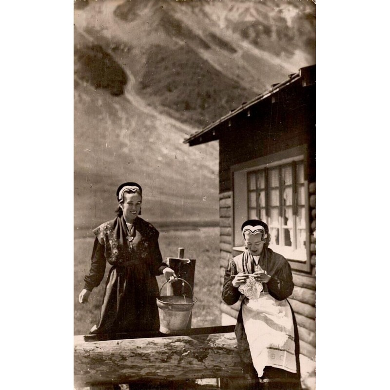 Carte postale ancienne montrant les serveuses du Chalet Savoyard au Col des Aravis en costume local