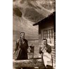 Carte postale ancienne montrant les serveuses du Chalet Savoyard au Col des Aravis en costume local