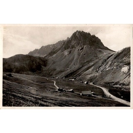 Carte postale ancienne montrant le Plan Lachat dans un paysage de montagne