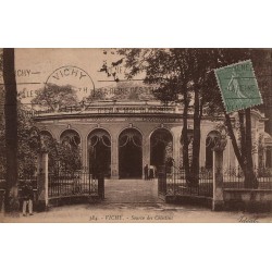 Carte postale ancienne – Source des Célestins – Vichy (Allier)