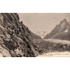 Carte postale ancienne montrant Le Mauvais Pas avec les Aiguilles des Charmoz et l’Aiguille du Géant