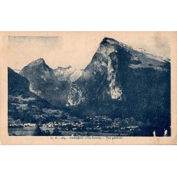 Carte postale ancienne de Samoëns en Haute-Savoie montrant une vue générale du village et des reliefs