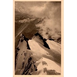 Carte postale ancienne du massif du Mont-Blanc montrant l’arête sud-est du Mont-Blanc à 3830 m
