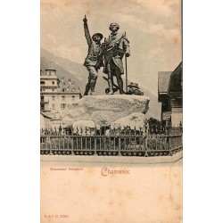 Carte postale ancienne de Chamonix montrant le Monument Saussure dans un cadre urbain