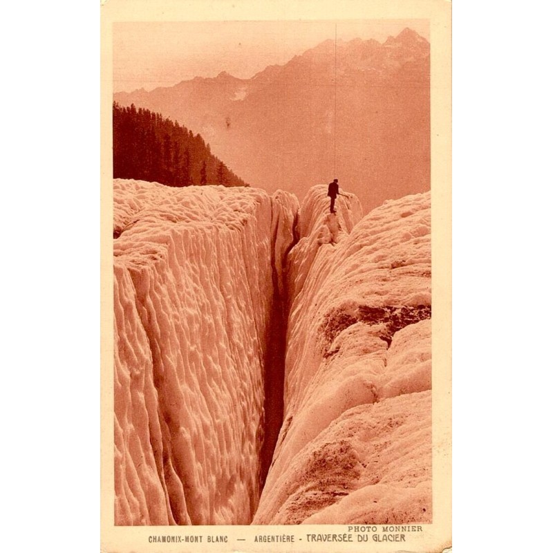Carte postale ancienne d’Argentière à Chamonix montrant la traversée du glacier dans un paysage alpin