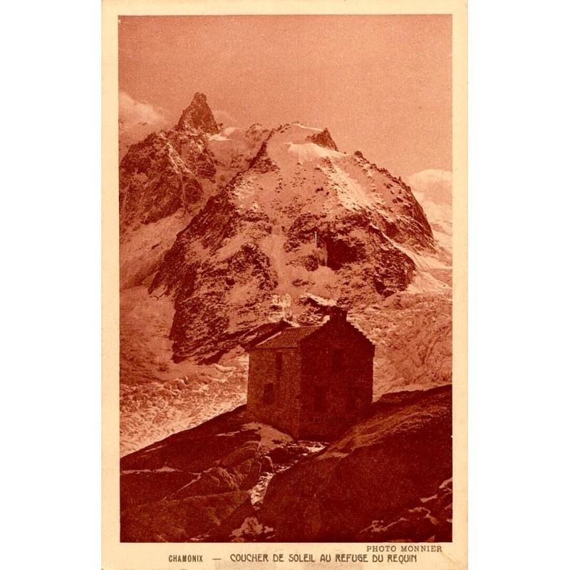 Carte postale ancienne de Chamonix montrant un coucher de soleil au Refuge du Requin en haute montagne