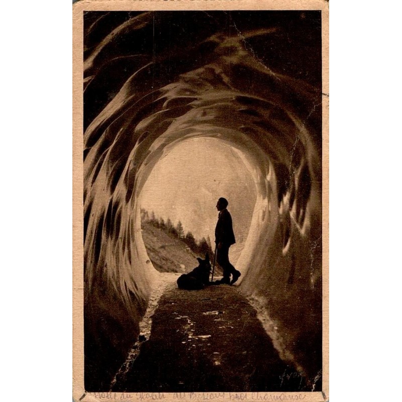 Carte postale ancienne de Chamonix montrant la grotte du glacier des Bossons en Haute-Savoie