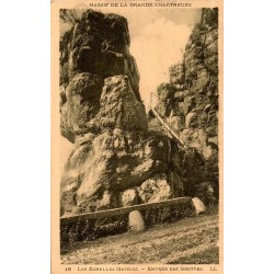 Carte postale ancienne des Échelles en Savoie montrant l’entrée des grottes dans un décor rocheux