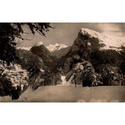 Carte postale ancienne de Samoëns à 710 m montrant les rochers de Cirou et les Dents Blanches vus du Vercland