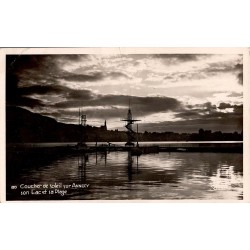 Carte postale ancienne montrant un coucher de soleil sur Annecy avec le lac et la plage