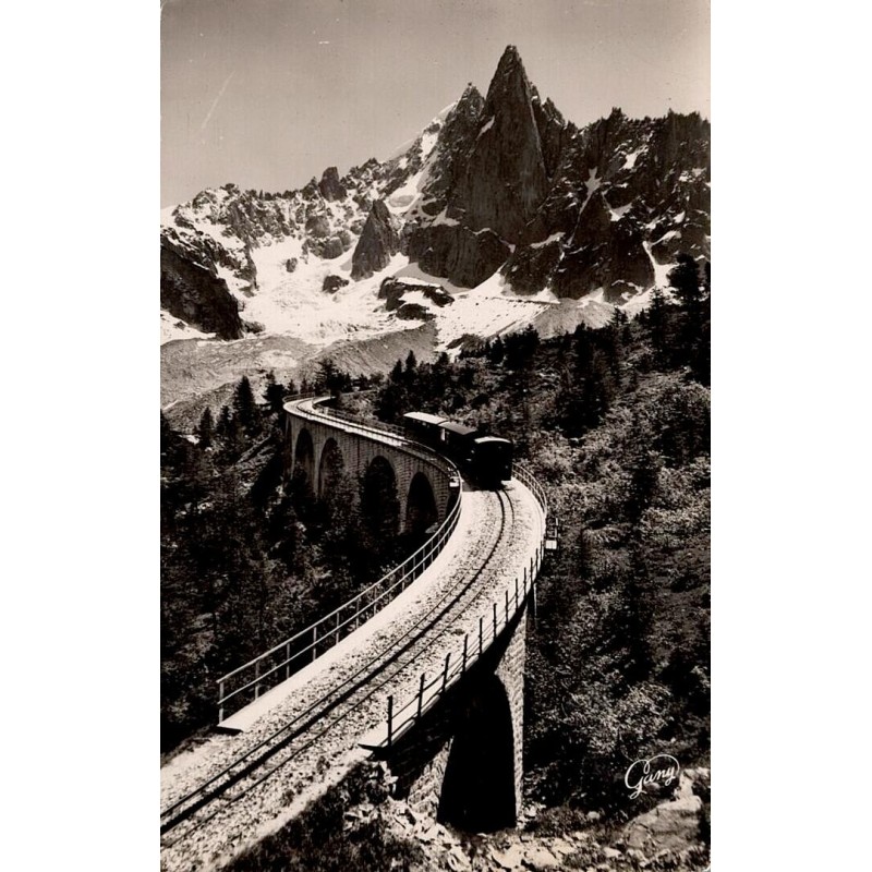 Carte postale ancienne de Chamonix montrant le chemin de fer de Montenvers et l’Aiguille du Dru à 3733 m