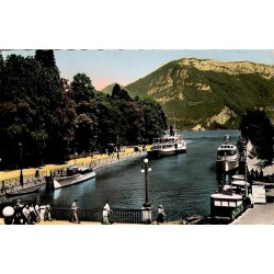 Carte postale ancienne d’Annecy montrant le port avec le Mont Veyrier en arrière-plan en Haute-Savoie