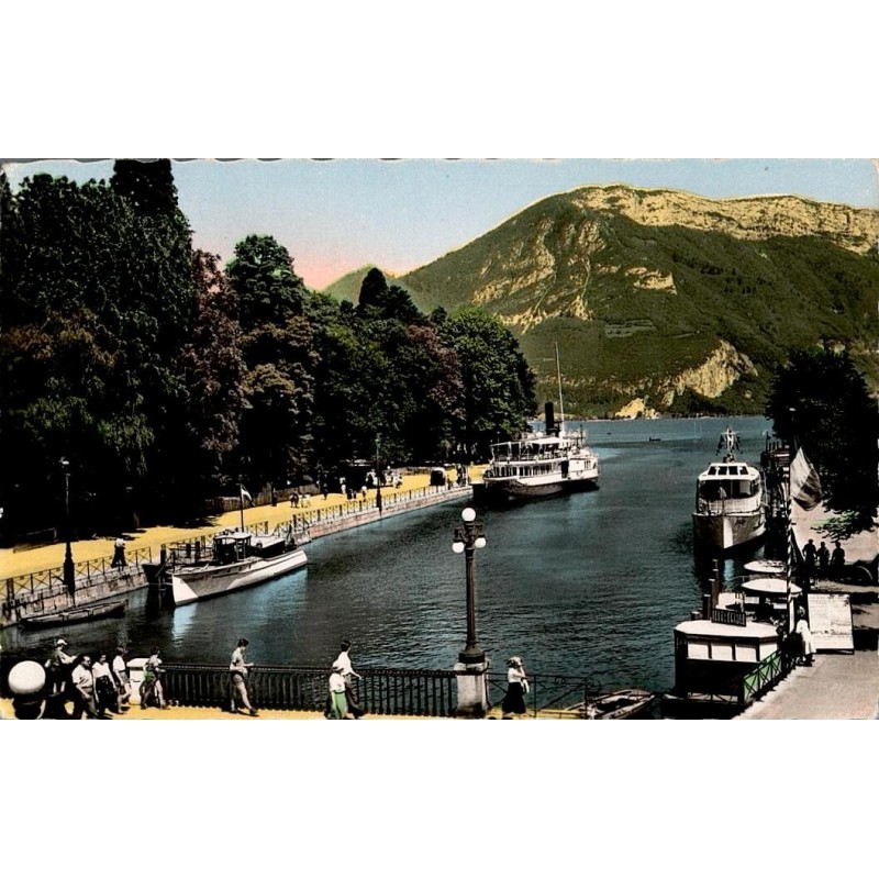 Carte postale ancienne d’Annecy montrant le port avec le Mont Veyrier en arrière-plan en Haute-Savoie