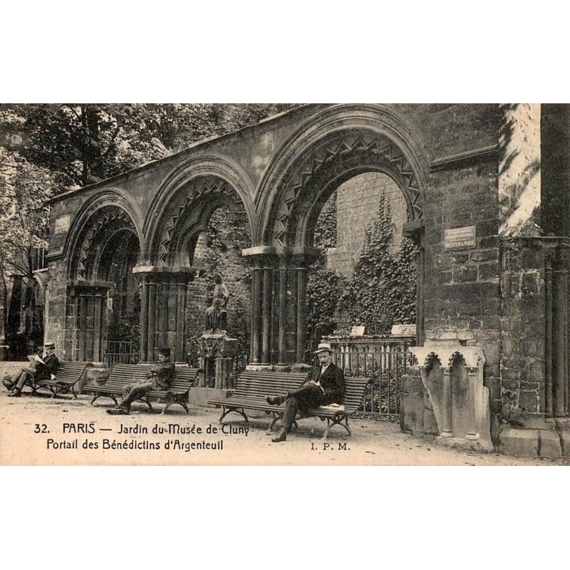 Carte postale ancienne de Paris montrant le jardin du musée de Cluny dans un cadre patrimonial