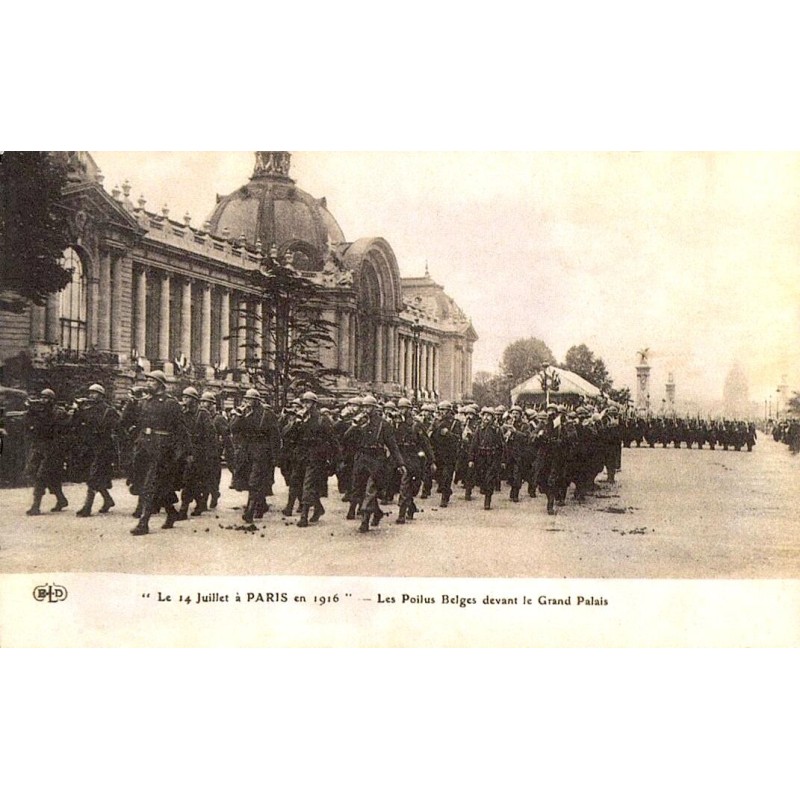 Carte postale ancienne de 1916 montrant les poilus belges devant le Grand Palais à Paris pendant la Première Guerre mondiale