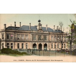 Carte postale ancienne de Paris montrant la mairie du VIème arrondissement située rue Bonaparte