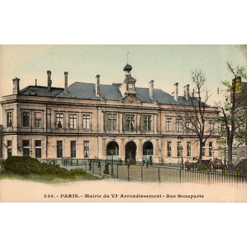 Carte postale ancienne de Paris montrant la mairie du VIème arrondissement située rue Bonaparte