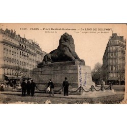 Carte postale ancienne de Paris montrant la place Denfert-Rochereau et le Lion de Belfort