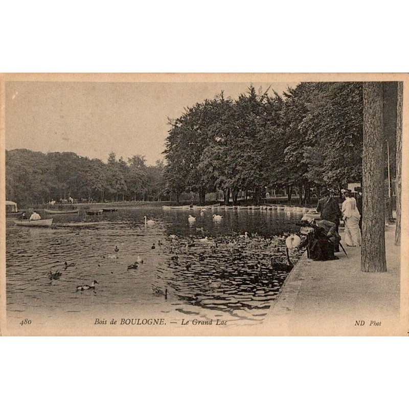 Carte postale ancienne du Bois de Boulogne montrant le Grand Lac dans une ambiance naturelle et vintage.