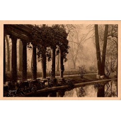 Carte postale ancienne de Paris montrant le Parc Monceau dans la série “Paris en flânant” avec une ambiance de promenade.