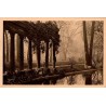 Carte postale ancienne de Paris montrant le Parc Monceau dans la série “Paris en flânant” avec une ambiance de promenade.