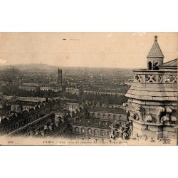 Carte postale ancienne de Paris montrant une vue panoramique prise depuis le sommet des tours de Notre-Dame.