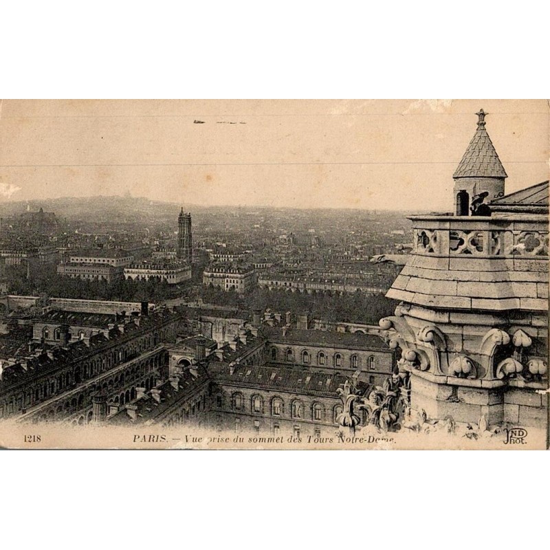Carte postale ancienne de Paris montrant une vue panoramique prise depuis le sommet des tours de Notre-Dame.