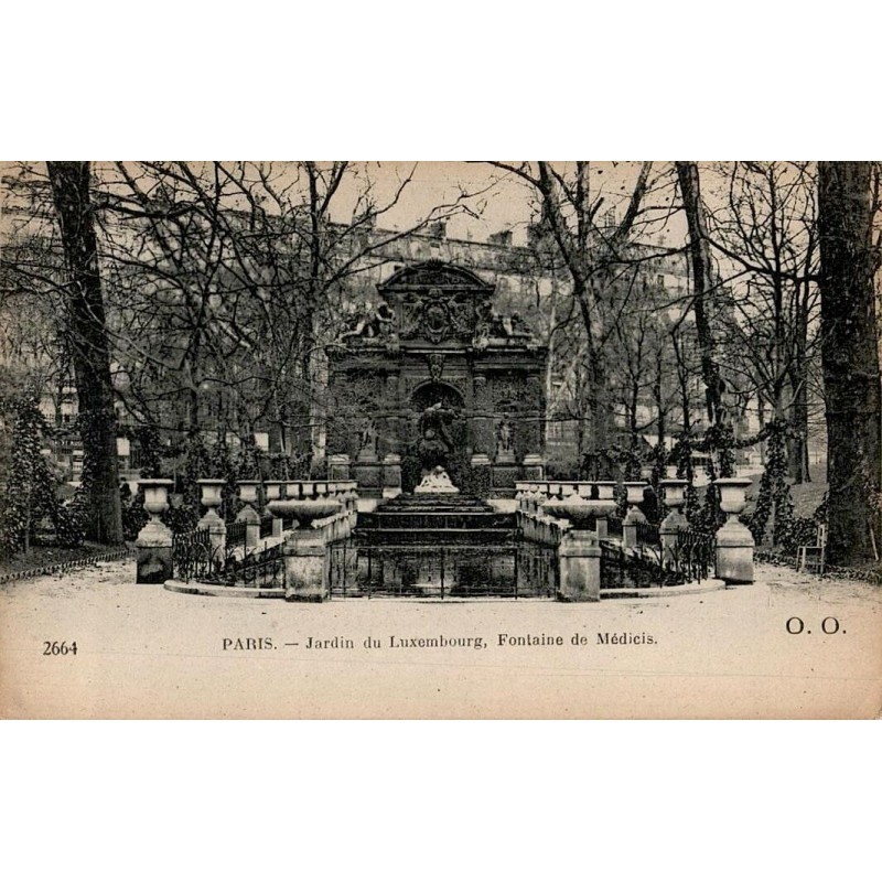 Carte postale ancienne de Paris montrant la Fontaine de Médicis dans le Jardin du Luxembourg avec une ambiance romantique.